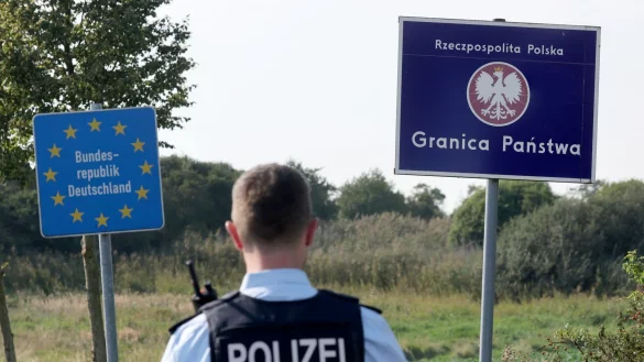 Der Ärger über deutsche Kontrollen an der gemeinsamen Grenze ist in Polen gestiegen. Nun will das Land selbst Kontrollen einführen. (Archivbild) - © Bernd Wüstneck/dpa