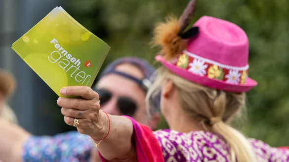 Kult für viele sonntags im Sommer: Andrea Kiewel (genannt «Kiwi») und der aus Mainz gesendete «ZDF-Fernsehgarten». (Archivbild) - © Hannes P Albert/dpa