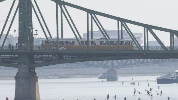 In Budapest ist das Schwimmen in der Donau punktuell möglich. (Archivbild) - © Attila Volgyi/XinHua/dpa