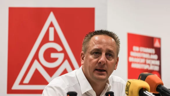 Ford-Betriebsrat Benjamin Gruschka hält das Vorgehen des Managements für verantwortungslos. - © Oliver Berg/dpa