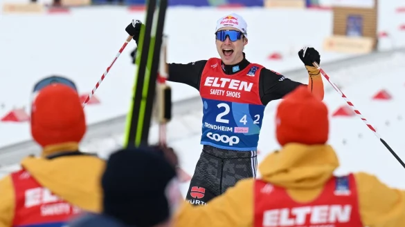 Vinzenz Geiger (M) läuft jubelnd in die Arme seiner Weltmeister-Kollegen. - © Hendrik Schmidt/dpa