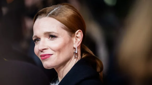 Schauspielerin und Regisseurin Karoline Herfurth kritisiert unerreichbare Sch&ouml;nheitsideale. (Archivbild) - &copy; Christoph Soeder/dpa