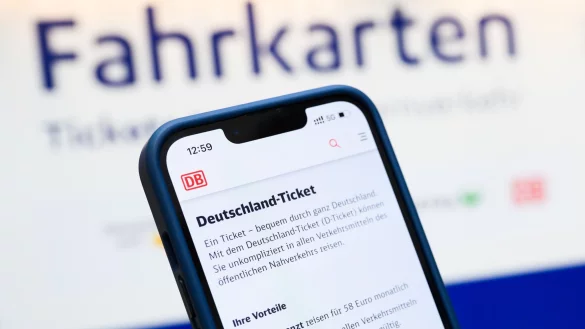 Was kostet das Deutschlandticket ab Januar? Diese Frage soll sich nach Vorstellung von Verkehrssenatorin Ute Bonde (CDU) heute in M&uuml;nchen kl&auml;ren. (Symbolbild) - &copy; Julian Stratenschulte/dpa