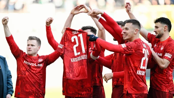 Jubel auf dem Betzenberg: Der FCK gewinnt erneut. - © Uwe Anspach/dpa