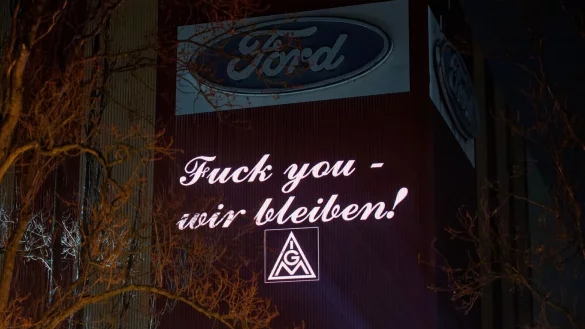 Deutliche Worte des Protests waren an einer Ford-Halle zu lesen. - © Henning Kaiser/dpa