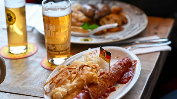 Wird die Currywurst günstiger, wenn die Mehrwertsteuer für Speisen in der Gastronomie sinkt? (Symbolbild) - © Jens Kalaene/dpa