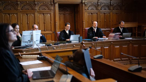 Nach einem Angriff mit Armbrust und Hammer auf einem Bremer Friedhof ist ein Ehepaar zu Haftstrafen verurteilt worden. (Archivbild) - © Sina Schuldt/dpa