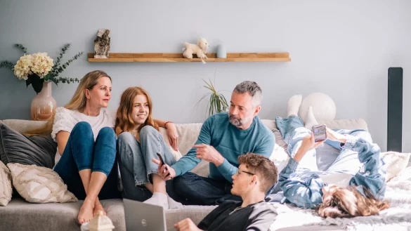 Gelebte Demokratie in der Familie ist eine gute Voraussetzung, um gemeinsam über Politik und Wahlen zu sprechen. - © Zacharie Scheurer/dpa-tmn