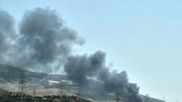 Israel greift unter anderem Atomanlagen und Verteidigungsstellungen an - aber auch Öllager wie dieses. - © Vahid Salemi/AP/dpa