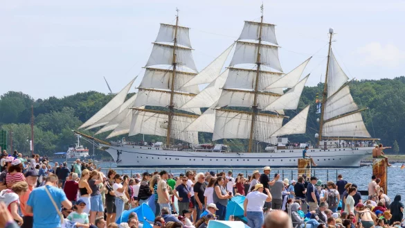 Rund 170.000 Menschen haben die Windjammerparade der Kieler Woche verfolgt. - © Bodo Marks/dpa