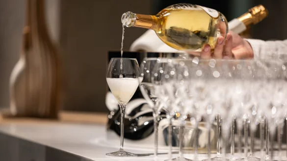 Die Champagner-Korken knallen seltener in Deutschland. (Symbolbild) - © Hannes P Albert/dpa