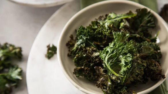 Grünkohl-Chips, heiß und knusprig aus dem Ofen. - © Christin Klose/dpa-tmn