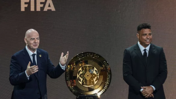 Gianni Infantino (l) und Ex-Profi Ronaldo präsentieren die Trophäe für den neuen Club-Weltmeister. - © Rebecca Blackwell/AP/dpa