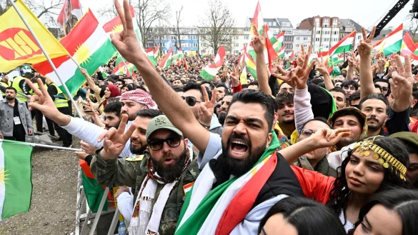 Tausende Menschen feiern in Köln das kurdische Neujahrsfest. - © Roberto Pfeil/dpa