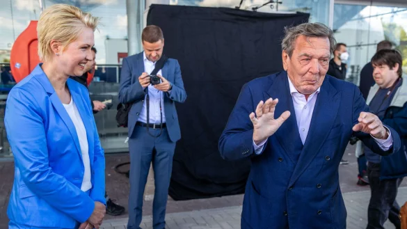 Der Landtagsausschuss zur Klimastiftung MV beharrt darauf, dass der fr&uuml;here Bundeskanzler Gerhard Schr&ouml;der (SPD) pers&ouml;nlich vor dem Gremium aussagt. (Archivbild) - &copy; Jens B&uuml;ttner/dpa-Zentralbild/dpa