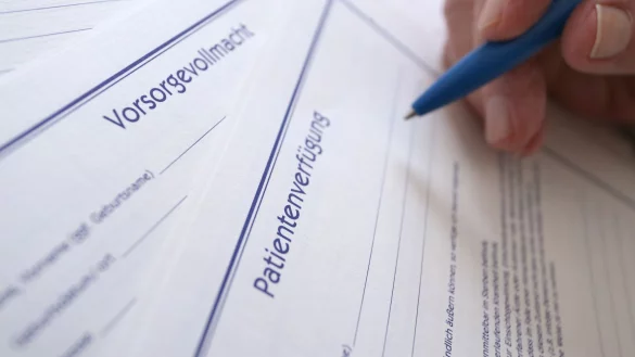 Jeder sollte rechtzeitig für den möglichen Ernstfall vorsorgen, dass man wichtige rechtliche Entscheidungen nicht mehr selbst treffen kann. (Symbolbild) - © Karl-Josef Hildenbrand/dpa/dpa-tmn
