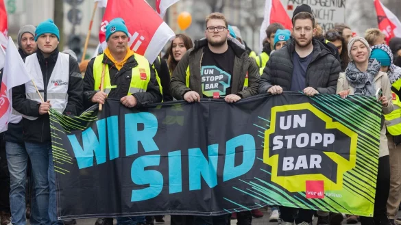 In Aachen kamen sich nach Gewerkschaftsangaben 2.500 Teilnehmer zu einer Kundgebung in der Innenstadt. - © Rolf Vennenbernd/dpa