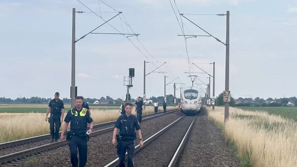 Ein Mann attackiert mehrere Menschen im ICE. - © Ute Wessels/dpa