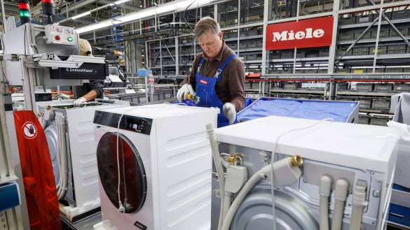 In der Corona-Zeit erlebten Waschmaschinen, Staubsauger und Küchengeräte einen Kaufboom. - © Friso Gentsch/dpa