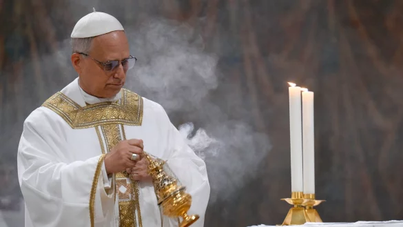 Am Morgen nach seiner Wahl zelebrierte der neue Papst eine Messe in der Sixtinischen Kapelle. - © Uncredited/Vatican media/AP/dpa