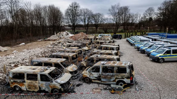 Die Ermittler prüfen auch einen Zusammenhang mit dem Brand von 23 Polizeiautos im Januar. (Archivbild) - © Matthias Balk/dpa
