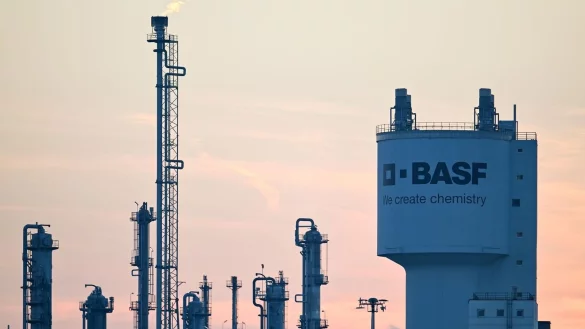 BASF kappt Prognose (Archivbild). - © Uwe Anspach/dpa
