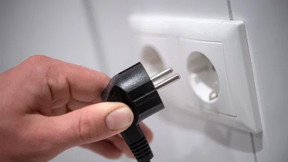 Wird die Stromsteuer doch für Verbraucher gesenkt? (Illustration) - © Sina Schuldt/dpa