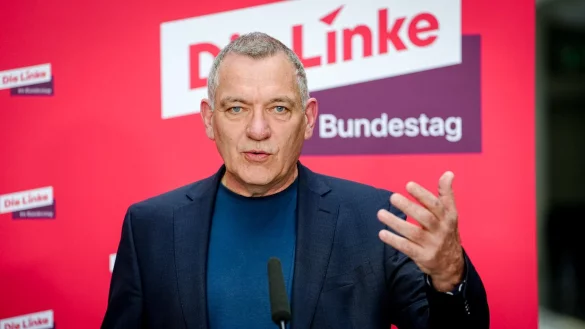 Der Linken-Vorsitzende Jan van Aken bietet die Mitwirkung an einer Reform der Schuldenbremse. - © Kay Nietfeld/dpa