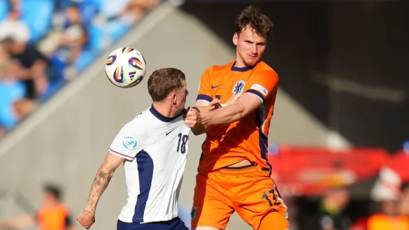 Rav van den Berg (l) ist der zehnte Neuzugang des 1. FC K&ouml;ln. - &copy; Petr David Josek/AP/dpa