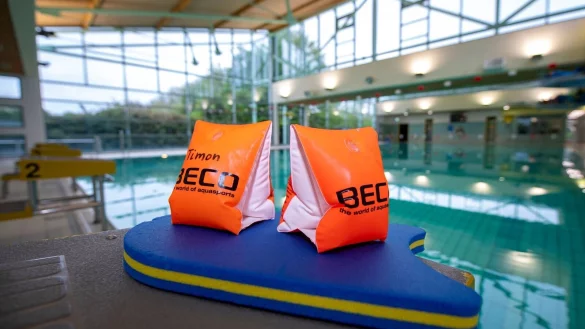 Die Nachfrage nach Schwimmkursen für Kinder bleibt groß. (Archivbild) - © David Inderlied/dpa