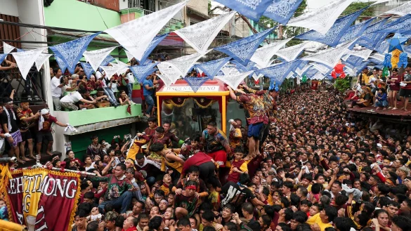Der Andrang Gläubiger war auch in diesem Jahr riesig. - © Basilio Sepe/AP/dpa