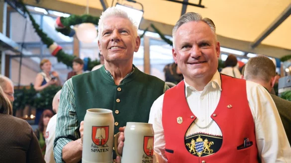 M&uuml;nchens Oberb&uuml;rgermeister Dieter Reiter (SPD, l) und Wiesn-Chef Christian Scharpf wollen das Sicherheitskonzept &uuml;berarbeiten. (Archivbild) - &copy; Peter Kneffel/dpa