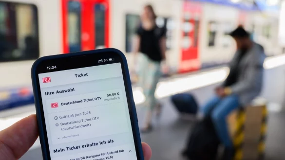 Nutzerinnen und Nutzer müssen sich ab 2029 auf einen deutlich höheren Preis beim Deutschlandticket einstellen. (Symbolbild) - © Julian Stratenschulte/dpa
