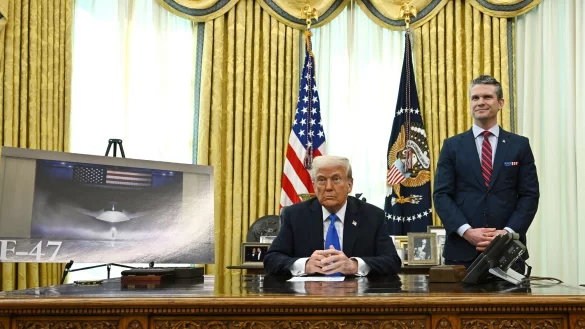 Trump verspricht den «fortschrittlichsten, fähigsten und tödlichsten» Kampfjet aller Zeiten. - © Uncredited/POOL/AP/dpa