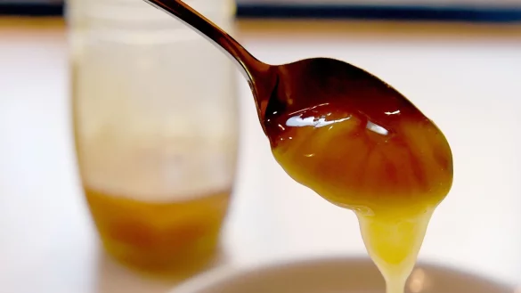 Manchmal enthält Honig Wirkstoffe, die er nicht enthalten darf. (Archivbild) - © Carsten Rehder/dpa