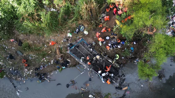 Der Bus st&uuml;rzte von einer Br&uuml;cke etwa 20 Meter in die Tiefe. - &copy; Moises Castillo/AP/dpa
