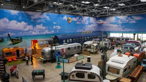 Nass werden kann man nicht: Das Basecamp in Bonn garantiert Trocken-Camping. - © Oliver Berg/dpa