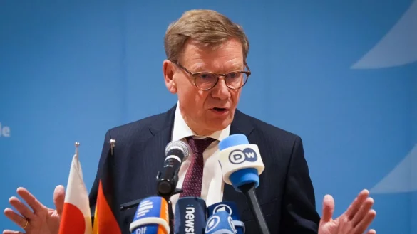 Außenminister Wadephul hat sich zu einer möglichen Entsendung deutscher Soldaten in die Ukraine für westliche Sicherheitsgarantien zurückhaltend geäußert. - © Soeren Stache/dpa