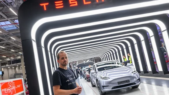 Der Werksleiter von US-Elektroautobauer Tesla in Gr&uuml;nheide, Andr&eacute; Thierig, &auml;u&szlig;ert sich zur Absatzlage der Fabrik (Archivbild). - &copy; Patrick Pleul/dpa