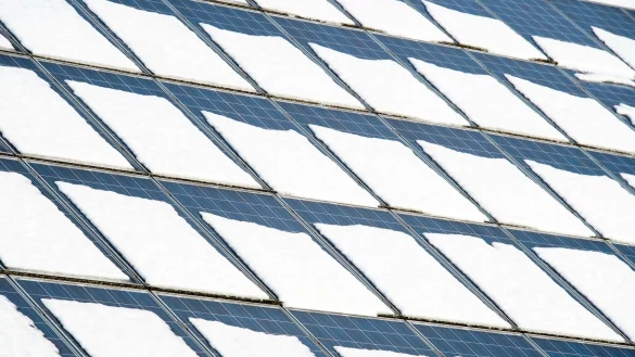 Im Winter wird wetterbedingt weniger Sonnenstrom produziert. Batteriespeicher können helfen, die natürlichen Schwankungen auszugleichen. (Illustration) - © picture alliance / ZB