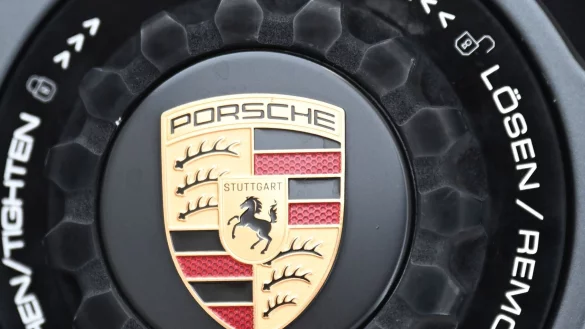 Porsche verschärft Sparkurs. (Foto aktuell) - © Bernd Weißbrod/dpa