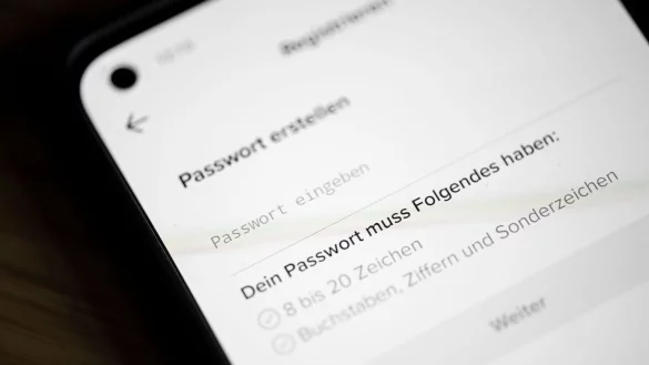 Nutzt man ein Passwort mehrfach, könnten Cyberkriminelle bei einem Datenleck Zugriff auf mehrere Konten bekommen. (Symbolbild) - © Fabian Sommer/dpa/dpa-tmn