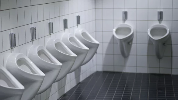 Nicht jedermanns Sache: in Gesellschaft am Pissoir pinkeln. F&uuml;r Betroffene ist der Anblick eines leeren Toilettenraums deshalb schon die erste Erleichterung. - &copy; David-Wolfgang Ebener/dpa/dpa-tmn