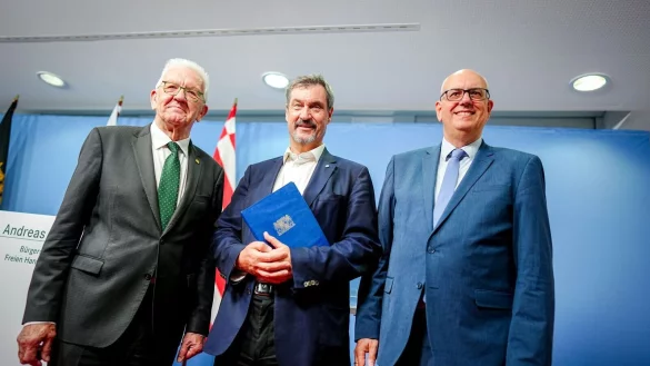 Drei L&auml;nder f&uuml;r die Raumfahrt: Deutschland soll mehr Geld geben. Daf&uuml;r machen sich Winfried Kretschmann (l-r), Markus S&ouml;der und Andreas Bovenschulte stark. - &copy; Kay Nietfeld/dpa