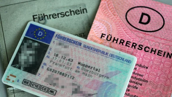 Alte Führerscheine müssen nach und nach umgetauscht werden. (Symbolbild) - © Oliver Berg/dpa