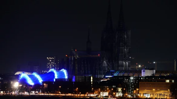 Für eine Stunde bleiben am Samstagabend im Rahmen der "Earth Hour" Denkmäler und Bauwerke im Dunkeln. In NRW wird so wieder am Kölner Dom die Außenbeleuchtung ausgeschaltet. (Archivfoto) - © Henning Kaiser/dpa