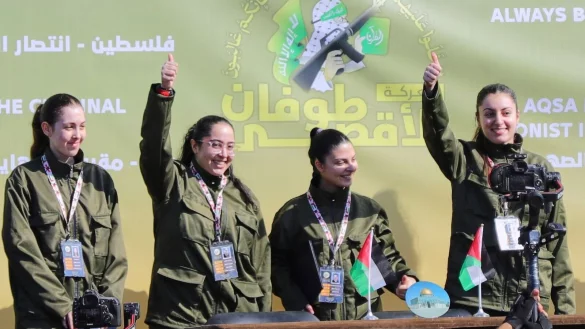 Endlich in Freiheit: die vier jungen Soldatinnen. - © Abed Hajjar/AP/dpa