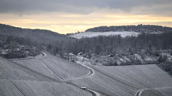 Am Wochenende droht in vielen Teilen Deutschlands Glätte. - © Bernd Weißbrod/dpa