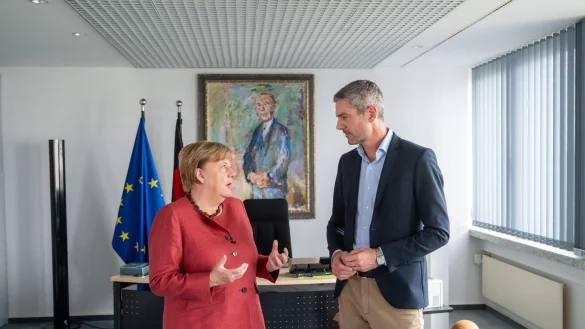 Zehn Jahre nach ihrem legendären Satz zieht Merkel Bilanz. - © Thomas Ernst/NDR/dpa