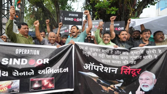 Die Angst vor einer Eskalation des Konflikts wächst. - © Ajit Solanki/AP/dpa